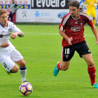 El defensor rojillo Aurtenetxe pugna un balón con un jugador del Getafe en el debut liguero en Anduva-Jose Esteban Egurrola