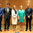 La consejera de Empleo, Rosa Valdeón, posa junto a su equipo tras tomar posesión de sus cargos-Ical