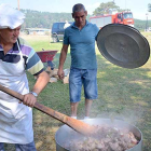 Los cocineros comenzaron de buena mañana con los preparativos de la popular caldereta de carne.-R. F.