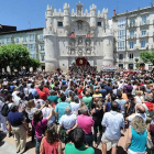 Canto del Himno a Burgos en el Arco de Santa María.-ISRAEL L. MURILLO