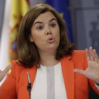 La vicepresidenta del Gobierno, Soraya Sáenz de Santamaría, en la rueda de prensa posterior al Consejo de Ministros.-Foto: EFE/ ÁNGEL DÍAZ