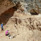 Dos personas trabajan en la excavación de Cueva Fantasma.-RAÚL G. OCHOA