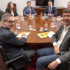 Los equipos negociadores de Partido Popular y Ciudadanos  encabezados por Juanma Moreno  c  y Juan Marin  2d  al comienzo de la segunda reunion que mantuvieron el pasado martes en el Parlamento andaluz.-EFE/ JULIO MUÑOZ