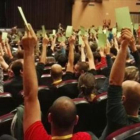 Participantes en la asamblea de la CUP del pasado domingo en Esparreguera, en el momento de votar.-