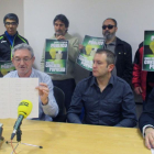 Miembros de la Plataforma muestran el documento oficial con el que recogerán las firmas.-E. M.