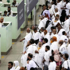 Peregrinos hacen cola en el control de pasaportes tras llegar al aeropuerto de Yeda, en Arabia Saudí.-EFE / MAST IRHAM