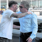 Jorge Horacio Messi despide a su hijo en el aeropuerto del Prat, el pasado martes, cuando se disponía a viajar a Argentina para unirse a su selección.-JOAN MONFORT