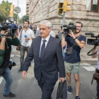 Gordó sale de la Audiencia, acompañado de su abogado, el jueves-FERRAN SENDRA