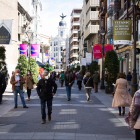 <p> Gente camina por la calle Santiago de Valladolid. - EUROPA PRESS </p>