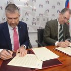 Manuel Pérez Mateos y Miguel Ángel Benavente firman el convenio de colaboración.-ISRAEL L. MURILLO