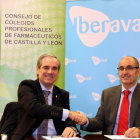 El director general de Iberaval, Pedro Pisonero, y el presidente del Consejo de Colegios Profesionales de Farmacéuticos de Castilla y León, Jesús Aguilar, firman un convenio-Ical
