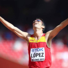 Miguel Angel López celebrando su victoria en los 20 km marcha, en los Mundiales de Atletismo de Pekín.-Foto:  EFE / SRDJAN SUKI