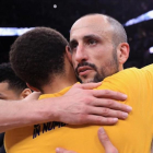 Stephen Curry abraza a Manu Ginóbili al finalizar el partido entre Golden State y San Antonio.-AFP