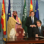 El ex presidente del Gobierno, Mariano Rajoy, con el principe heredero de Arabia Saudi,  Mohamed Bin Salman Bin Abdulaziz Al Saud, durante la firma de diversos acuerdos el pasado abril en Madrid-KIKO HUESCA
