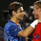David Ferrer y Lleyton Hewitt charlan tras la conclusión del encuentro-REUTERS / THOMAS PETER