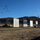 Los ocho prototipos para construir el muro de México, levantados en las afueras de San Diego, vistos desde Tijuana (México).-/ AFP / GUILLERMO ARIAS