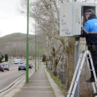 Un agente de la Policía local regula uno de los radares fijos ubicado en la carretera del cementerio.-RAÚL G. OCHOA