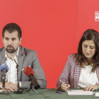 Tudanca, junto a la secretaria provincial del PSOE de Burgos,Esther Peña-SANTI OTERO
