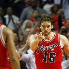 Pau Gasol agradece la asistencia a su compañero Derrick Rose en el duelo ante los Thunders.-AP / JEFF HAYNES