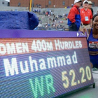 La atleta norteamericana posa con el récord mundial conseguido en Iowa.-