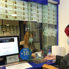 Una mujer compra lotería en una administración. ECB