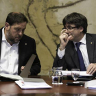 Oriol Junqueras y Carles Puigdemont, el martes, en la reunión del Consell Executiu.-JOAN CORTADELLAS