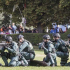 Efectivos de la Guardia Civil en acción en la exhibición que protagonizaron ayer por la mañana en la Deportiva .-SANTI OTERO