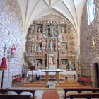 El retablo, que se encuentra muy dañado por la carcoma, cuenta con numerosas figuras incluidas en varios conjuntos.-ECB