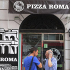 Fachada de la pizzería que regentaba Ana Huete junto a su pareja, en Granada.-EFE / PEPE TORRES