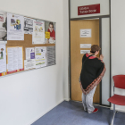 Una mujer se dispone a entrar en el despacho de una trabajadora social.ECB