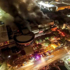 Fotografía tomada desde un dron de un centro comercial en llamas a causa del terremoto de magnitud 6.4 que sacudió a la ciudad General Santos, en Filipinas.-EFE