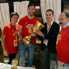 Hortigüela, Sancho y Sainz posan con Rudy Fernández y el trofeo de campeones del mundo.-TWITTER / @SANPABLOBURGOS