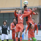 La defensa del Burgos Promesas Caja Rural despeja un balón.-RAÚL OCHOA