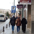 Tres mujeres de origen musulmán pasean por las calles de Aranda.-L.V.
