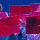 Un momento del espectáculo donde los actores ‘juegan’ con periódicos.-ECB
