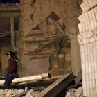 Un bombero trata de recuperar objetos de la basílica de San Benedetto, en Norcia, dañada por los terremotos.-EFE / PIETRO CROCCHIONI