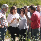 La consejera con candidatos del PP, durante su  visita a un cultivo de adormidera.-G. González