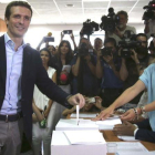 Pablo Casado, candidato a la presidencia del PP, vota en su sede electoral.-DAVID CASTRO