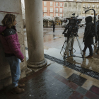 Imagen de un momento de grabación de los cortos de David Pérez Sañudo en la plaza mayor de Burgos. CARLOS MATEO