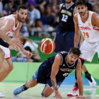 Rubio (derecha), ante Rudy, en una acción del partido ante Argentina.-EFE / EPA / JORGE ZAPATA