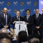 Florentino, durante la firma del acuerdo con Teléfonica, junto al presidente de la compañía, Álvarez-Pallete, y los técnicos y capitanes de las secciones de fútbol y baloncesto.-BALLESTEROS