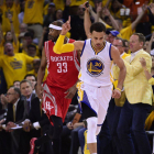 El jugador de los Warriors de Golden State Stephen Curry (c) celebra tras encestar contra los Rockets de Houston, durante el quinto partido de las finales de la Conferencia.-Foto: EFE