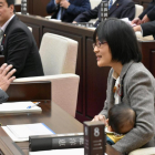 Yuka Ogata en el pleno con su bebé.-IK/DEG (REUTERS)