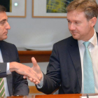 Rafael Barbero y Javier Lacalle sellan el acuerdo.-SANTI OTERO