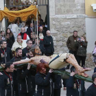 Los miembros de la Cofradía cargan a hombros con el paso desde la iglesia de San Gil en la procesión celebrada anoche.-RAÚL OCHOA