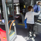 Una usuaria accede a un autobús municipal. ECB