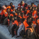 Refugiados e inmigrantes subsaharianos esperan ser rescatados por Proactiva Open Arms frente a la costa de Libia.-AP / SANTI PALACIOS