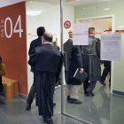 Varios abogados entran en una sala de vistas de los Juzgados.-ISRAEL L. MURILLO