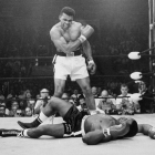 El 25 de mayo de 1965 Muhammad Ali, aún llamado entonces Cassius Clay, en su enfrentamiento con Sonny Liston, en Maine.-AP / JOHN ROONEY