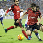 Gorka Kijera protege un balón ante el acoso de un jugador del Real Zaragoza en el duelo de ayer en La Romareda-Espíritu Deportivo